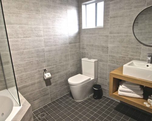 Quays-Hotel-Spa-Bathroom-2-500x500